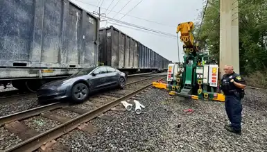 Tesla Otonom Modda Trenle Çarpıştı!